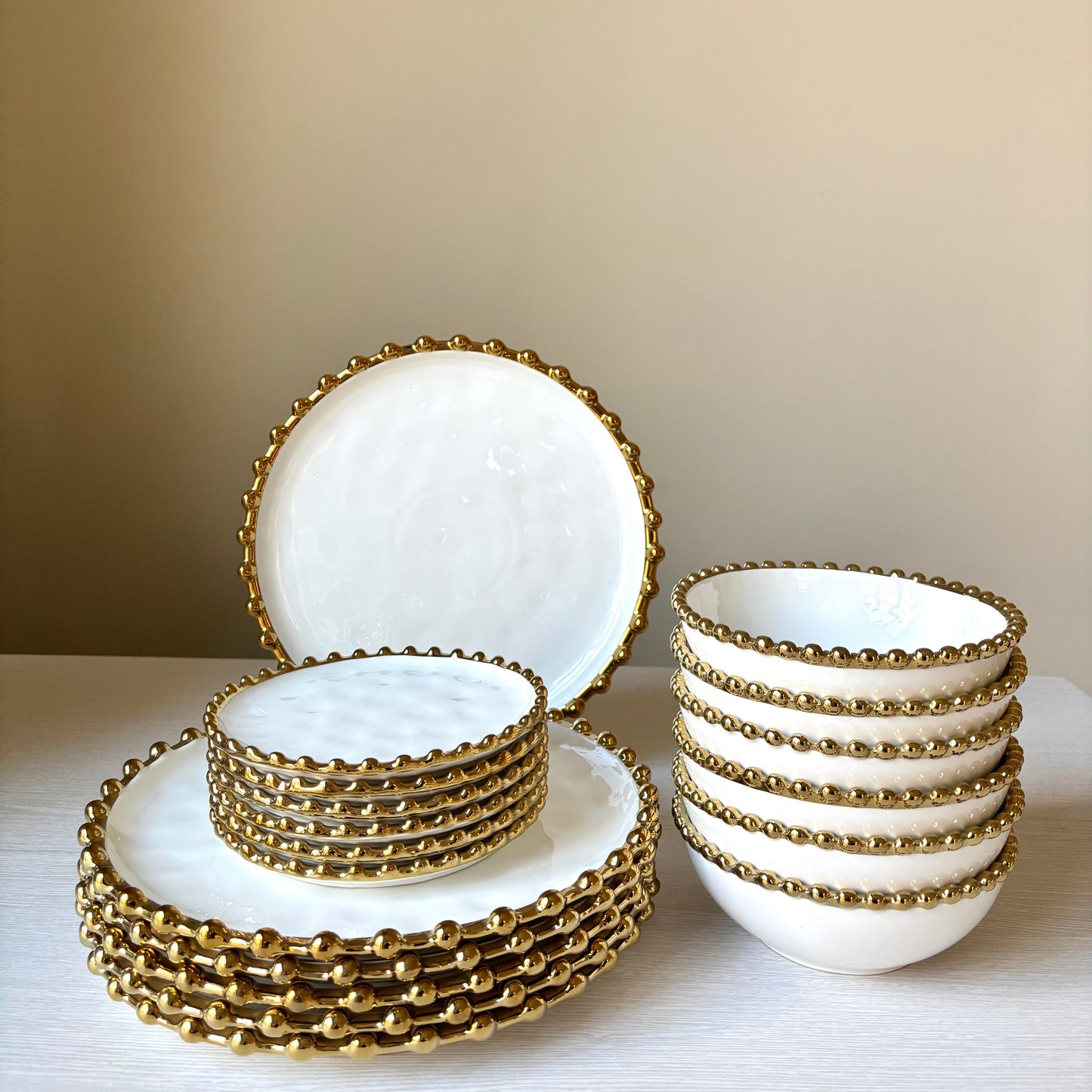 Bubbly Tallriksset - 18 Delar Med Elegant Guldkant